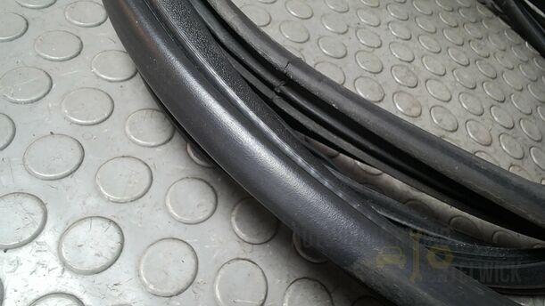 Foto: TÜRDICHTUNG LINKS ( 2/3 TÜRER ) eines Fiat Grande Punto 1.2 8V Special