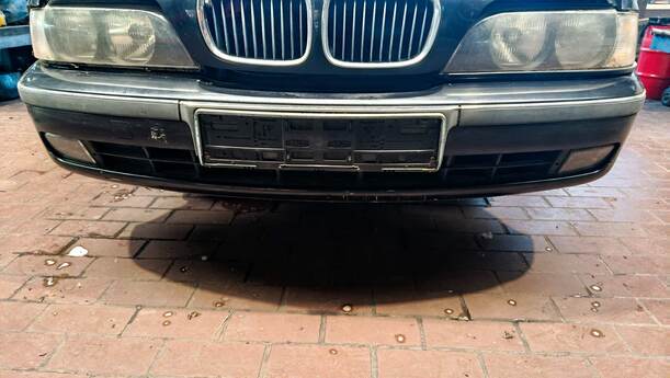 Foto: STOSSFÄNGER / STOßSTANGE VORNE eines BMW 523i Special