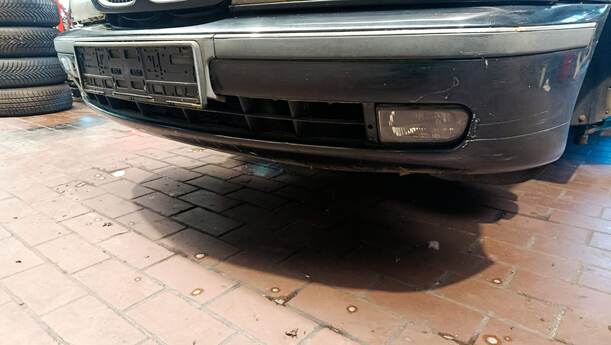 Foto: STOSSFÄNGER / STOßSTANGE VORNE eines BMW 523i Special