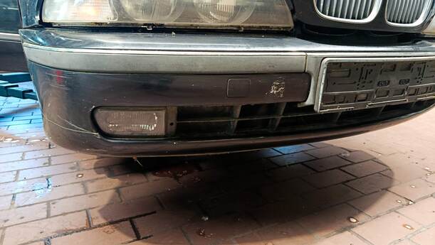 Foto: STOSSFÄNGER / STOßSTANGE VORNE eines BMW 523i Special