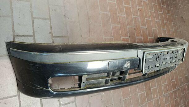 Foto: STOSSFÄNGER / STOßSTANGE VORNE eines BMW 523i Special