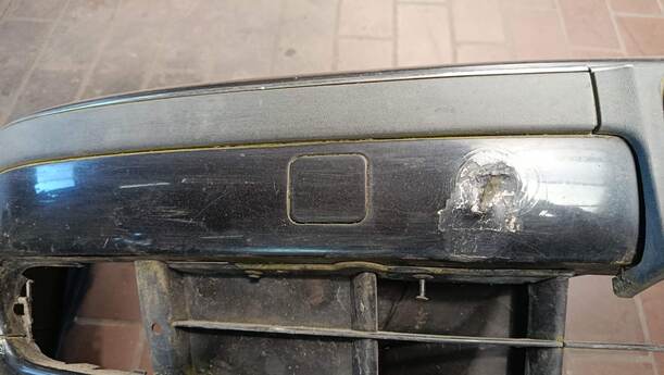 Foto: STOSSFÄNGER / STOßSTANGE VORNE eines BMW 523i Special