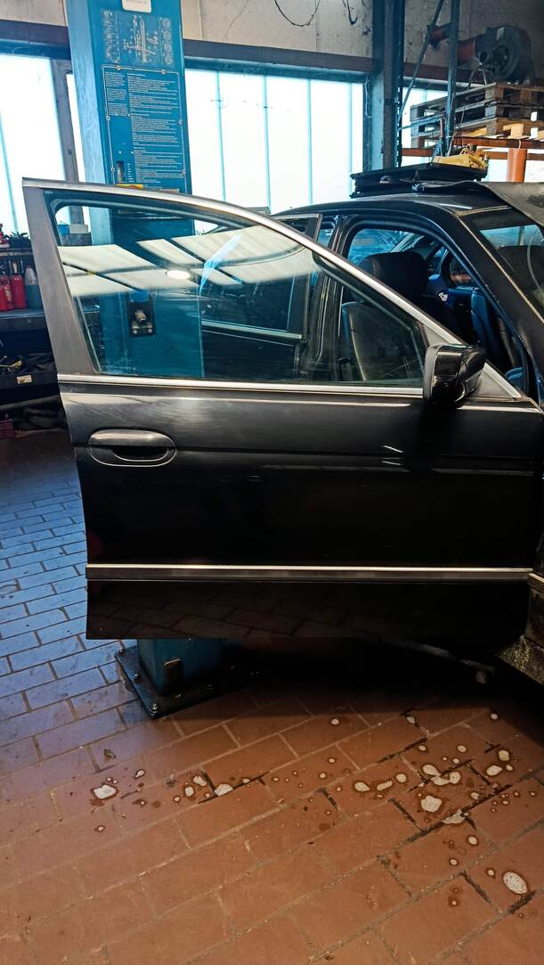 Foto: TÜR VORNE RECHTS eines BMW 523i Special