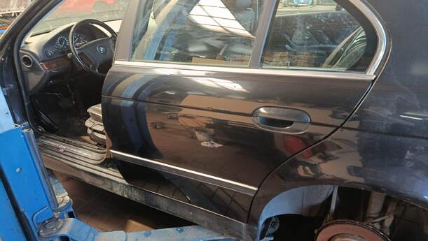 Foto: TÜR HINTEN LINKS eines BMW 523i Special