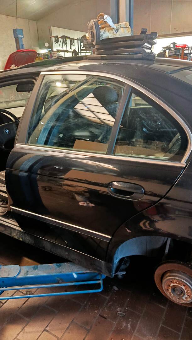 Foto: TÜR HINTEN LINKS eines BMW 523i Special