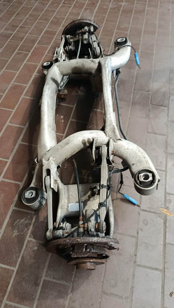 Foto: HINTERACHSE / HINTERACHSTRÄGER eines BMW 523i Special