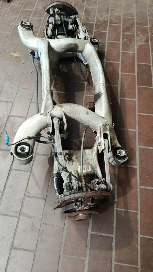 Foto: HINTERACHSE / HINTERACHSTRÄGER eines BMW 523i Special