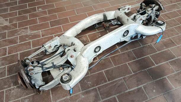 Foto: HINTERACHSE / HINTERACHSTRÄGER eines BMW 523i Special