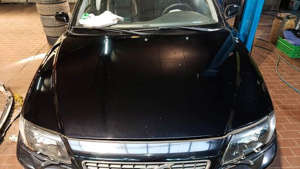 Foto: MOTORHAUBE eines Volvo S80 2.5T CL