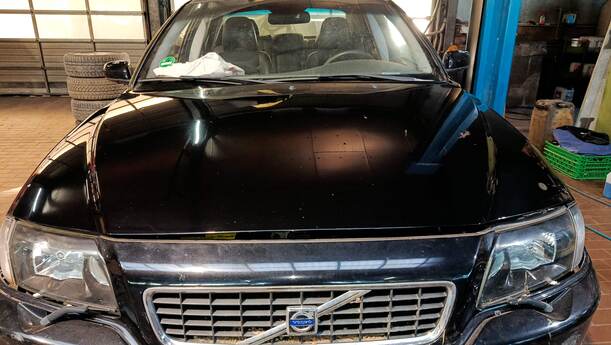 Foto: MOTORHAUBE eines Volvo S80 2.5T CL