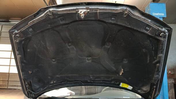 Foto: MOTORHAUBE eines Volvo S80 2.5T CL