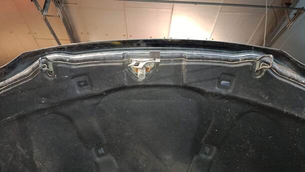 Foto: MOTORHAUBE eines Volvo S80 2.5T CL