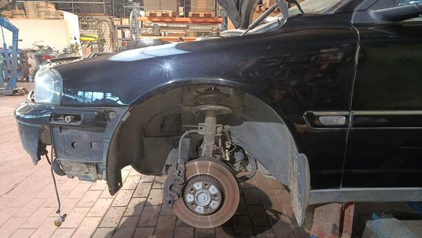 Foto: KOTFLÜGEL LINKS eines Volvo S80 2.5T CL