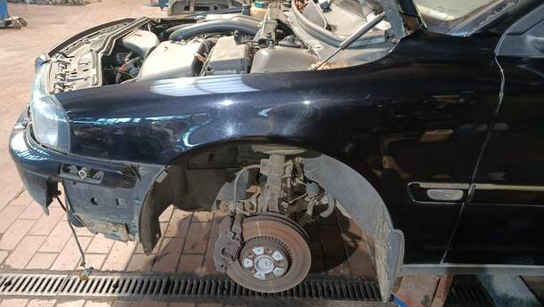 Foto: KOTFLÜGEL LINKS eines Volvo S80 2.5T CL