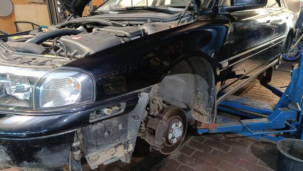 Foto: KOTFLÜGEL LINKS eines Volvo S80 2.5T CL
