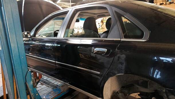 Foto: TÜR HINTEN LINKS eines Volvo S80 2.5T CL
