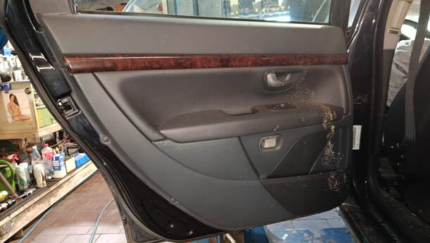 Foto: TÜR HINTEN LINKS eines Volvo S80 2.5T CL