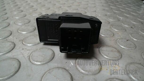 Foto: FENSTERHEBERSCHALTER HINTEN eines Volvo S80 2.5T CL