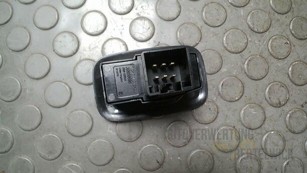 Foto: FENSTERHEBERSCHALTER HINTEN eines Volvo S80 2.5T CL