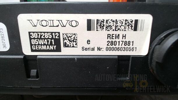 Foto: HINTERES ELEKTRONIKMODUL/ SICHERUNGSKASTEN eines Volvo S80 2.5T