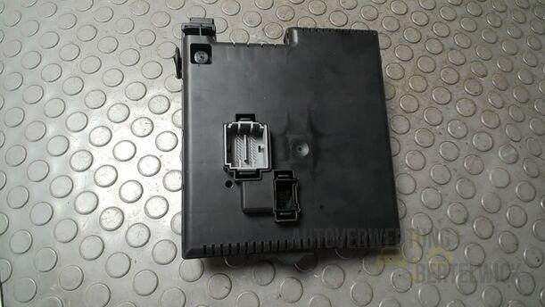Foto: HINTERES ELEKTRONIKMODUL/ SICHERUNGSKASTEN eines Volvo S80 2.5T