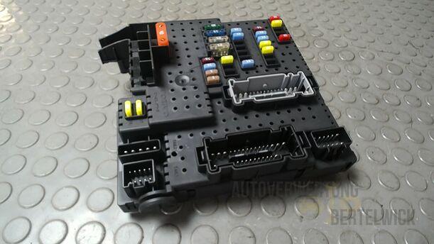 Foto: HINTERES ELEKTRONIKMODUL/ SICHERUNGSKASTEN eines Volvo S80 2.5T