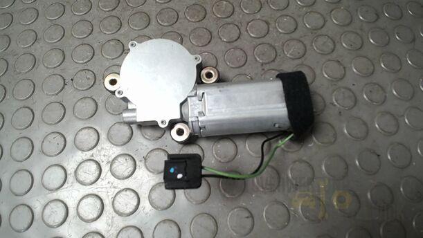 Foto: MOTOR SCHIEBEDACH/ SCHIEBEDACHMOTOR eines Volvo S80 2.5T