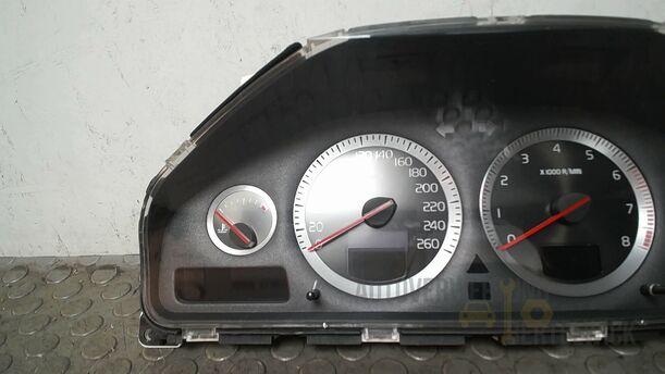 Foto: TACHOEINHEIT/ KOMBIINSTRUMENT eines Volvo S80 2.5T CL
