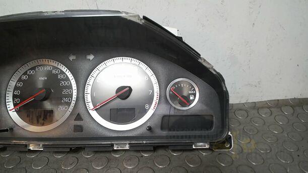 Foto: TACHOEINHEIT/ KOMBIINSTRUMENT eines Volvo S80 2.5T CL