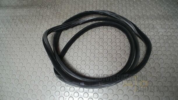 Foto: TÜRDICHTUNG VORN LINKS eines Volvo S80 2.5T CL