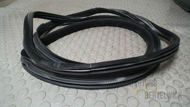 Foto: TÜRDICHTUNG VORN LINKS eines Volvo S80 2.5T CL