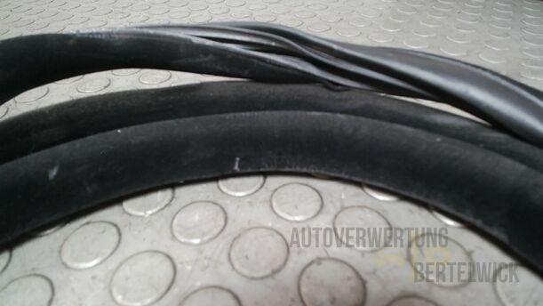 Foto: TÜRDICHTUNG VORN LINKS eines Volvo S80 2.5T CL