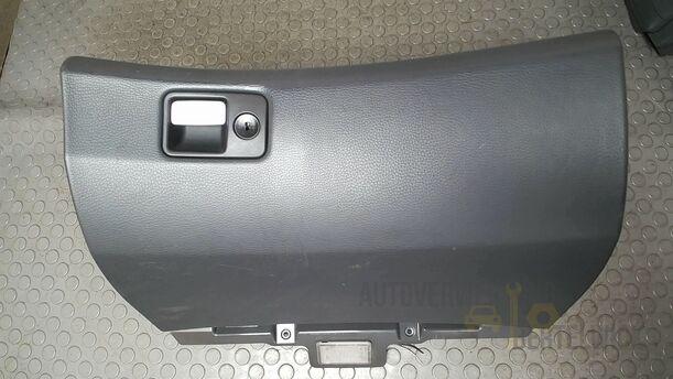 Foto: HANDSCHUHFACH eines Volvo S80 2.5T CL