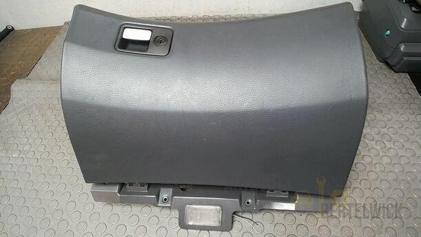 Foto: HANDSCHUHFACH eines Volvo S80 2.5T CL