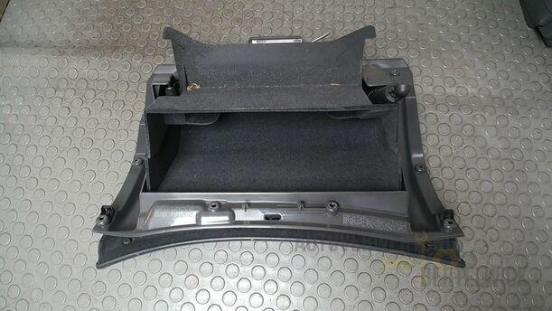 Foto: HANDSCHUHFACH eines Volvo S80 2.5T CL