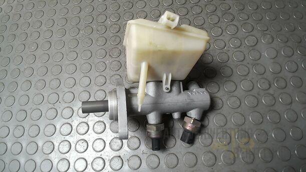 Foto: HAUPTBREMSZYLINDER eines Volvo S80 2.5T