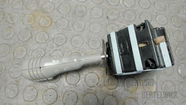 Foto: BLINKERSCHALTER / KOMBISCHALTER eines Renault Twingo 1.2