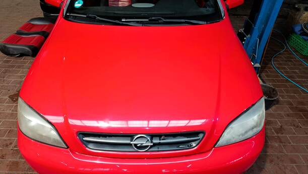 Foto: MOTORHAUBE ( OHNE KÜHLERGRILL ) eines Opel Astra Cabrio 2.2 16V
