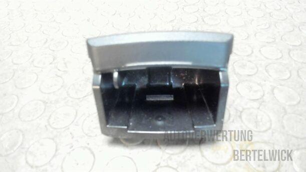 Foto: ASCHENBECHER MITTELKONSOLE HINTEN eines Opel Astra Cabrio 2.2 16V