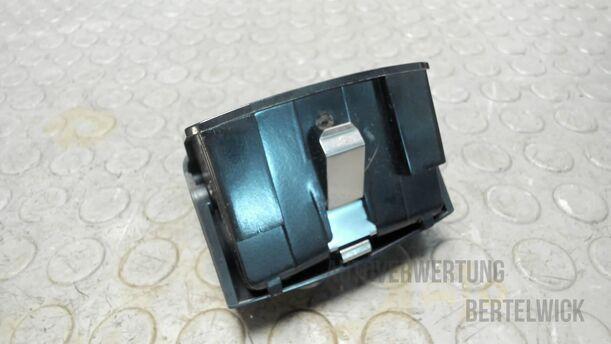 Foto: ASCHENBECHER MITTELKONSOLE HINTEN eines Opel Astra Cabrio 2.2 16V