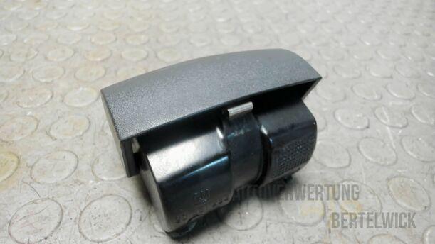 Foto: ASCHENBECHER MITTELKONSOLE HINTEN eines Opel Astra Cabrio 2.2 16V