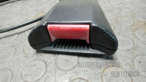 Foto: GURTSTRAFFER VORNE LINKS eines Opel Astra Cabrio 2.2 16V