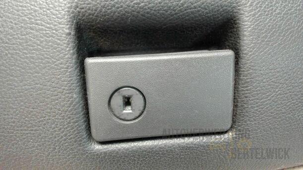 Foto: HANDSCHUHFACH eines Opel Astra Cabrio 2.2 16V