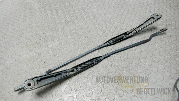 Foto: SCHEIBENWISCHERARME VORNE eines Opel Astra Cabrio 2.2 16V