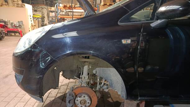 Foto: KOTFLÜGEL LINKS eines Opel Corsa 1.2 16V