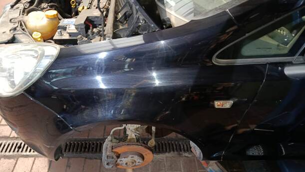 Foto: KOTFLÜGEL LINKS eines Opel Corsa 1.2 16V
