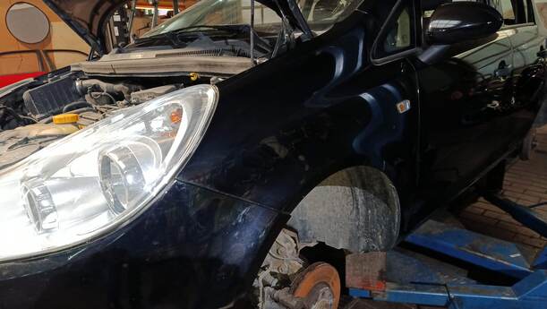 Foto: KOTFLÜGEL LINKS eines Opel Corsa 1.2 16V