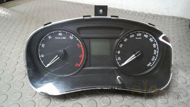 Foto: TACHOEINHEIT/ KOMBIINSTRUMENT eines Skoda Fabia 1.2 HTP Combi