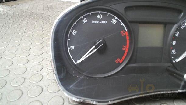Foto: TACHOEINHEIT/ KOMBIINSTRUMENT eines Skoda Fabia 1.2 HTP Combi