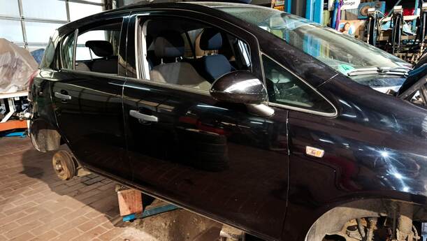 Foto: TÜR VORNE RECHTS ( 4/5 TÜRE R) eines Opel Corsa 1.2 16V